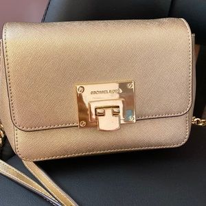 Michael kors cross body
